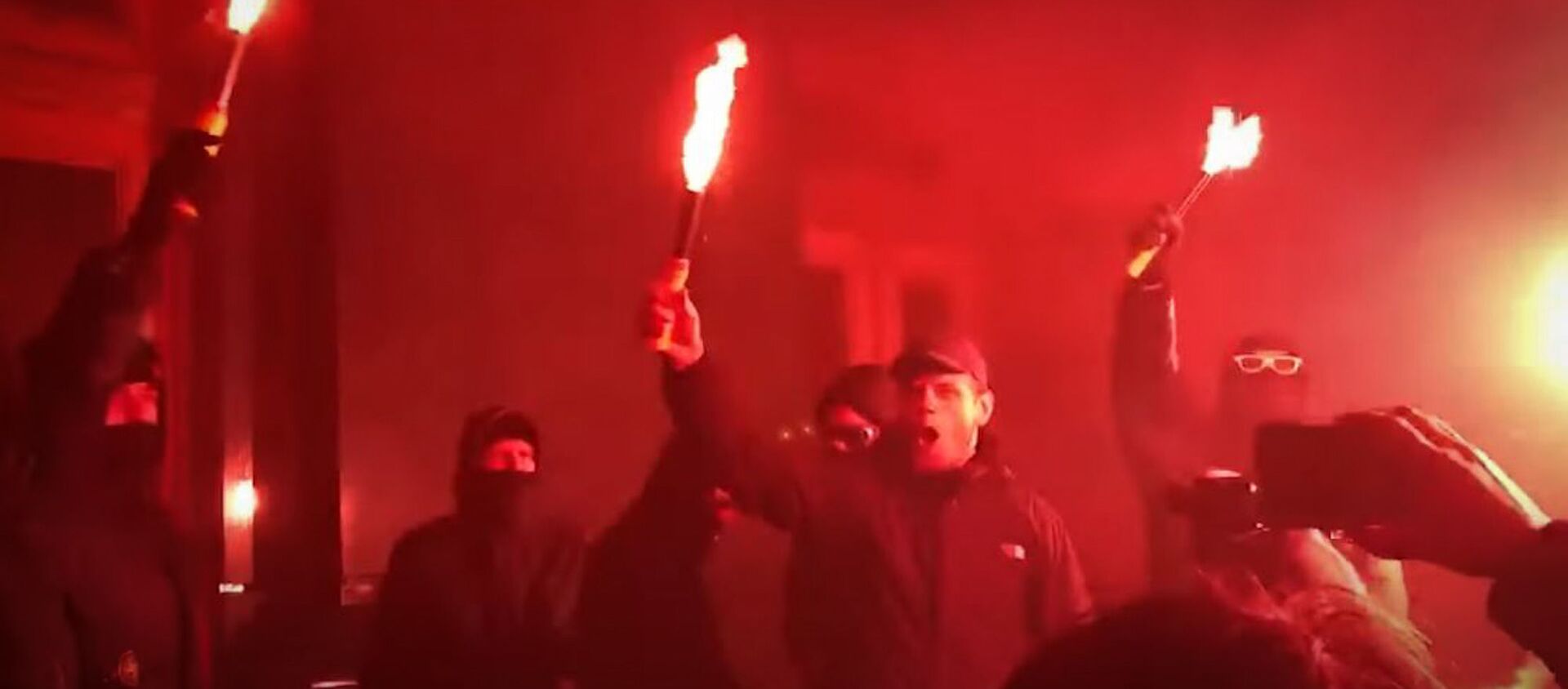 В Киеве митингующие забросали офис Зеленского петардами - Sputnik Абхазия, 1920, 21.03.2021