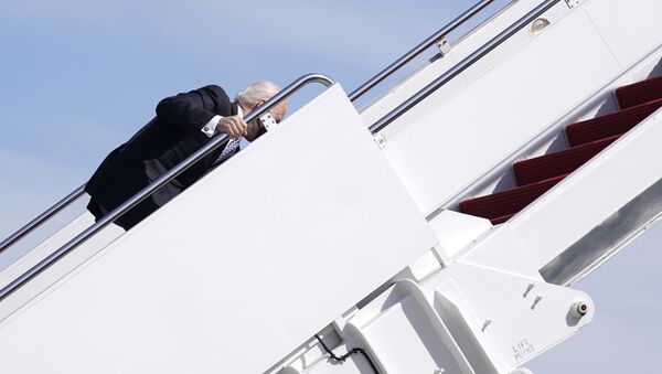 Президент Джо Байден держится за перила после того, как споткнулся при посадке в самолет Air Force One на базе ВВС Эндрюс, штат Мэриленд, в пятницу, 19 марта 2021 года. Байден направляется в Грузию. - Sputnik Абхазия