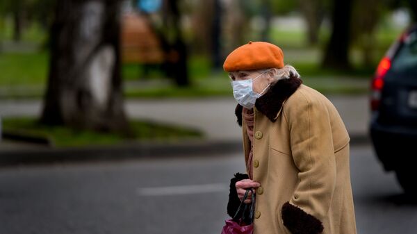 Пожилая женщина в маске  - Sputnik Абхазия