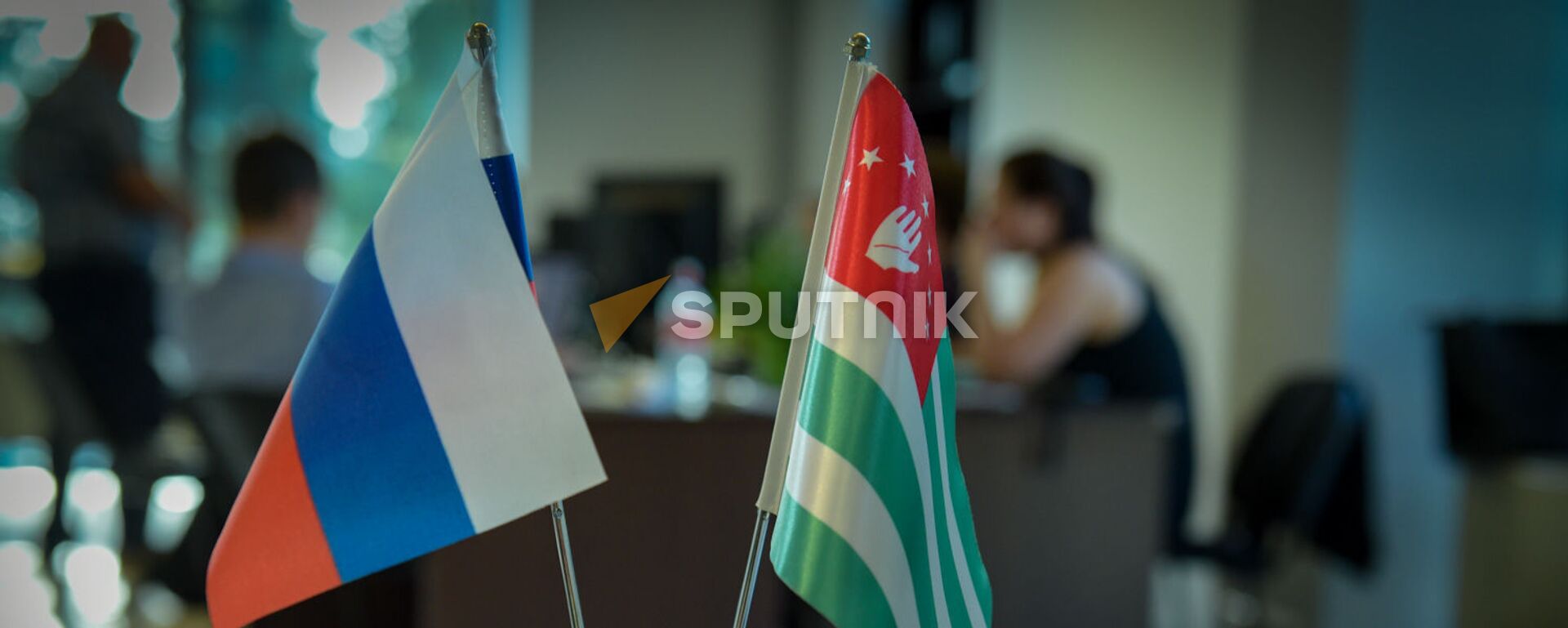 Флаги Абхазии и России  - Sputnik Абхазия, 1920, 15.06.2023