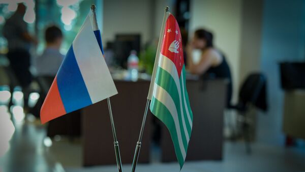 Флаги Абхазии и России  - Sputnik Аҧсны