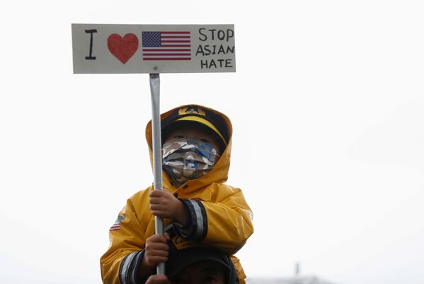 Ребенок с плакатом во время акции Stop Asian Hate в США - Sputnik Абхазия
