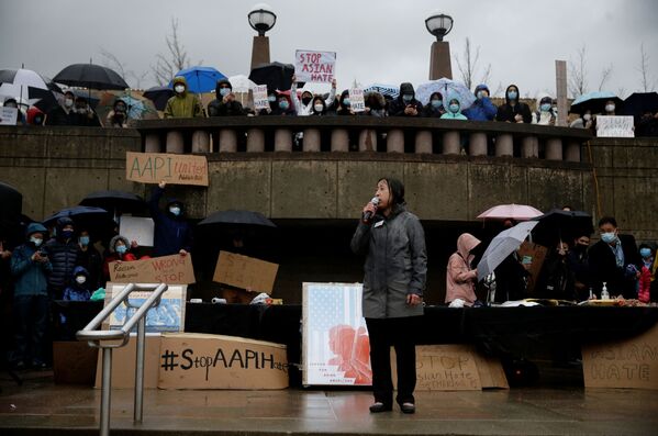 Протестующие с плакатами во время акции Stop Asian Hate в США - Sputnik Абхазия