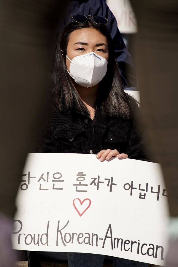 Девушка с плакатом во время акции Stop Asian Hate в США - Sputnik Абхазия