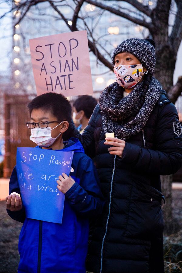 Протестующие с плакатами во время акции Stop Asian Hate в США - Sputnik Абхазия
