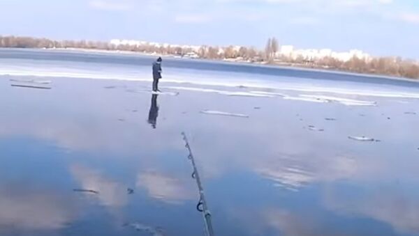 Рыбак спас ребенка с уплывающей льдины - Sputnik Абхазия