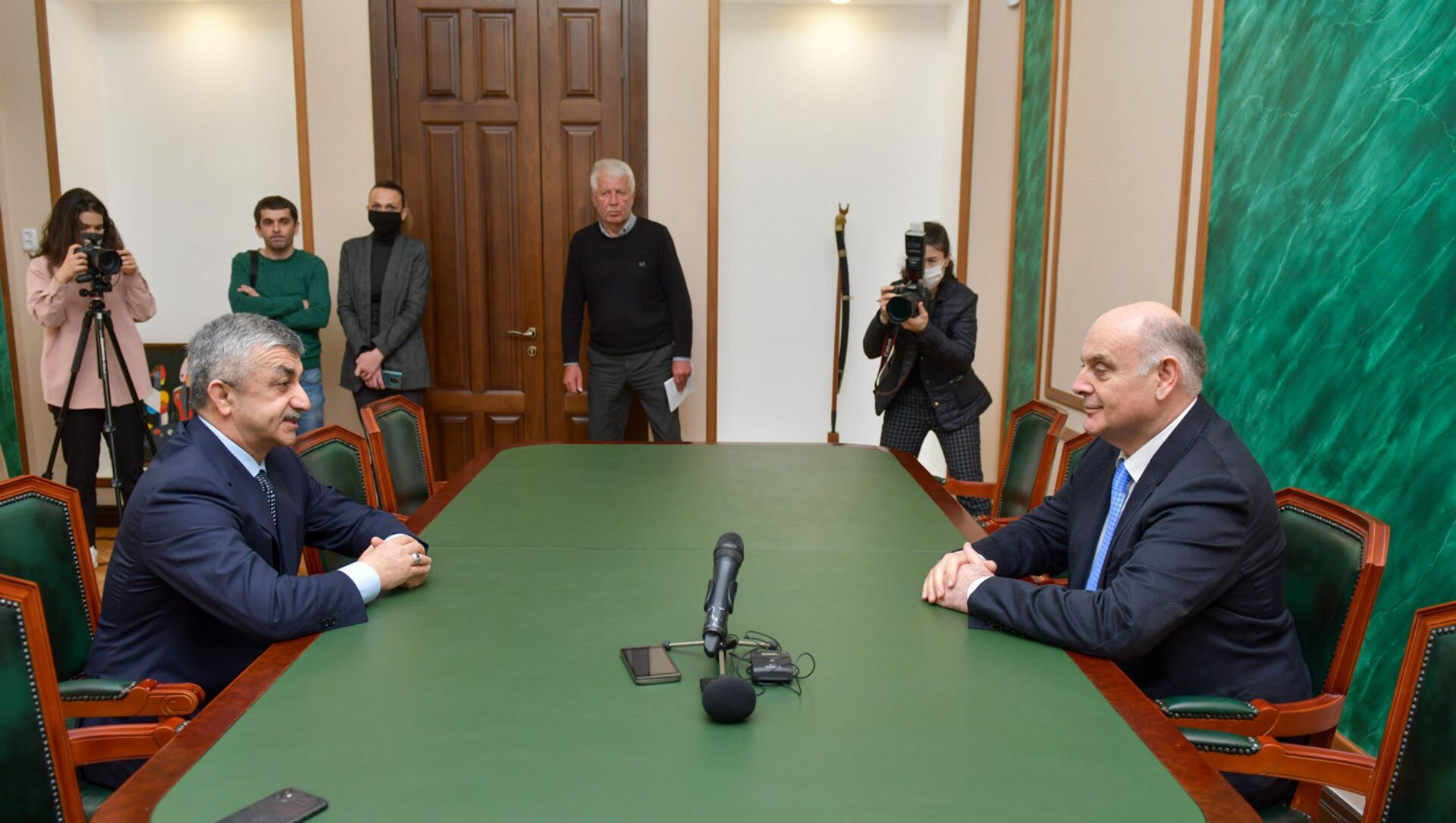 Президент Абхазии Аслан Бжания провел встречу с председателем Всемирного абхазо-абазинского конгресса Муссой Экзековым - Sputnik Аҧсны, 1920, 24.03.2021