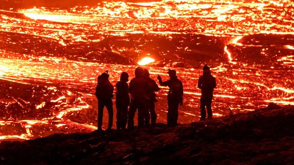 Извержение вулкана в долине Гелдингадалур на полуострове Рейкьянес в Исландии - Sputnik Абхазия