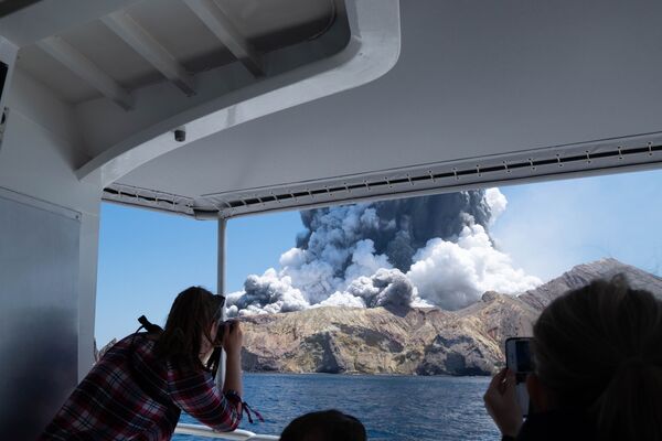 Туристы снимают извержение вулкана на острове Уайт-Айленд в Новой Зеландии - Sputnik Абхазия