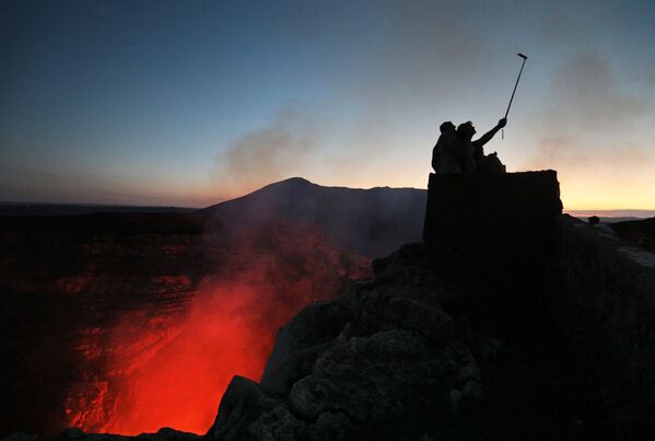 Туристы фотографируются у кратера вулкана Масая в национальном парке Никарагуа - Sputnik Абхазия