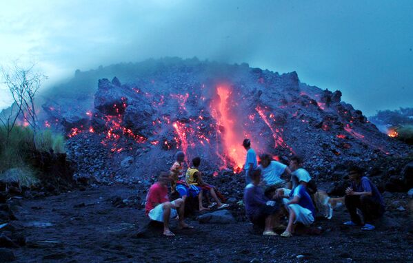 Сельские жители наблюдают за потоком лавы вулкана Майон, Филиппины - Sputnik Абхазия