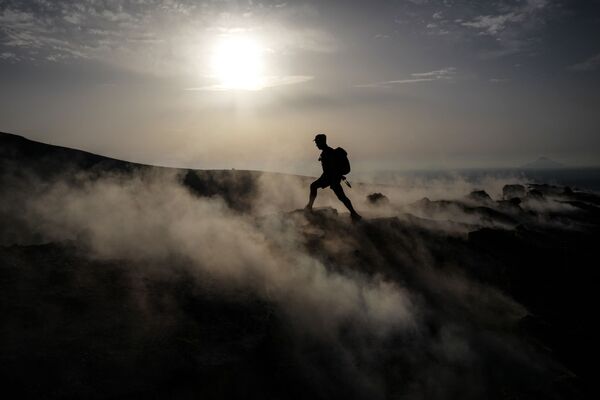 Турист на вулканическом острове Вулкано в Тирренском море, Италия - Sputnik Абхазия
