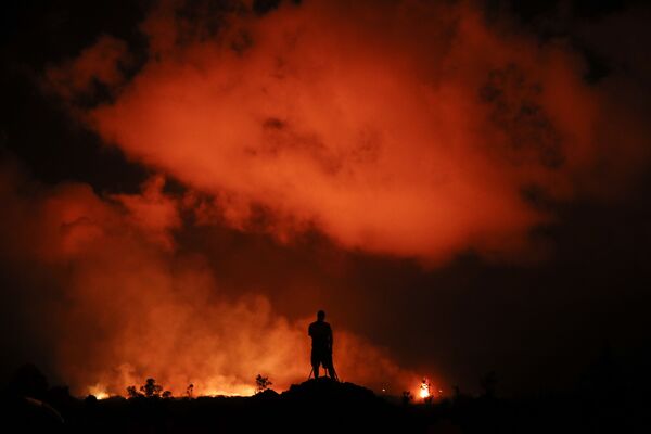 Фотограф снимает извержение лавы в районе Лейлани-Эстейтс недалеко от Пахоа, Гавайи - Sputnik Абхазия