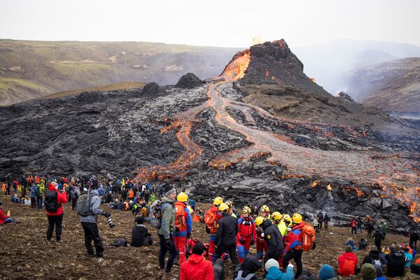 Люди на месте извержения вулкана в Исландии  - Sputnik Абхазия