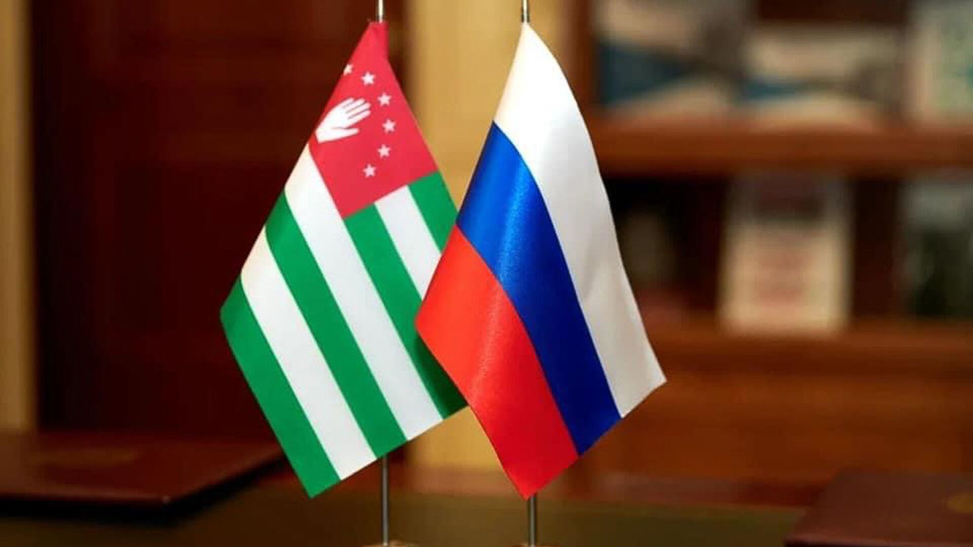 Флаг Абхазии и России  - Sputnik Аҧсны, 1920, 09.06.2023