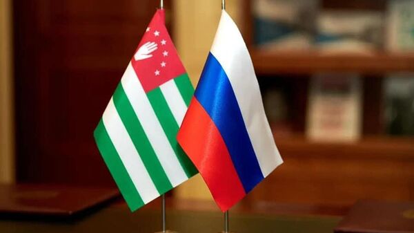 Флаг Абхазии и России  - Sputnik Аҧсны
