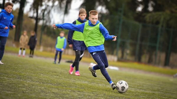 Футболисты детско-юношеской Академии футбольного клуба Зенит на тренировках в Абхазии  - Sputnik Абхазия