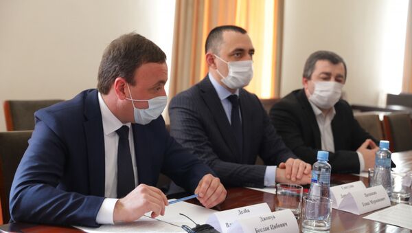 Исполняющего обязанности Премьер-министра Республики Абхазия Владимира Делба состоялось совещание с членами Правительства и руководством Фонда социального страхования - Sputnik Абхазия