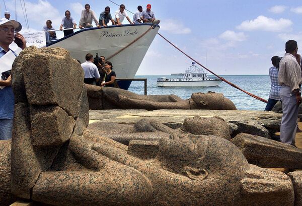 Поднятые на поверхность древние статуи египетского затонувшего города Гераклион - Sputnik Абхазия