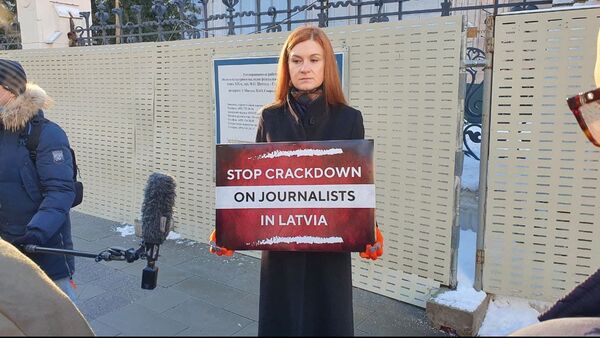 Мария Бутина вышла на одиночный пикет к Дому Приемов МИД против травли работников российских СМИ в Латвии - Sputnik Абхазия