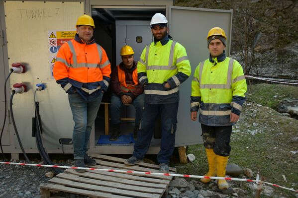 Коллегам, которые работают под землей, помогают и энергетики на земле. - Sputnik Абхазия