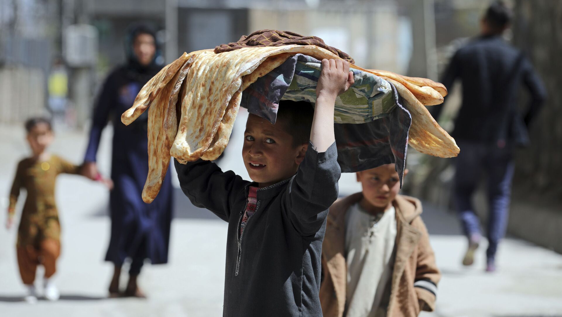 Мальчик с хлебом на голове на одной из улиц Кабула, Афганистан - Sputnik Абхазия, 1920, 08.07.2021