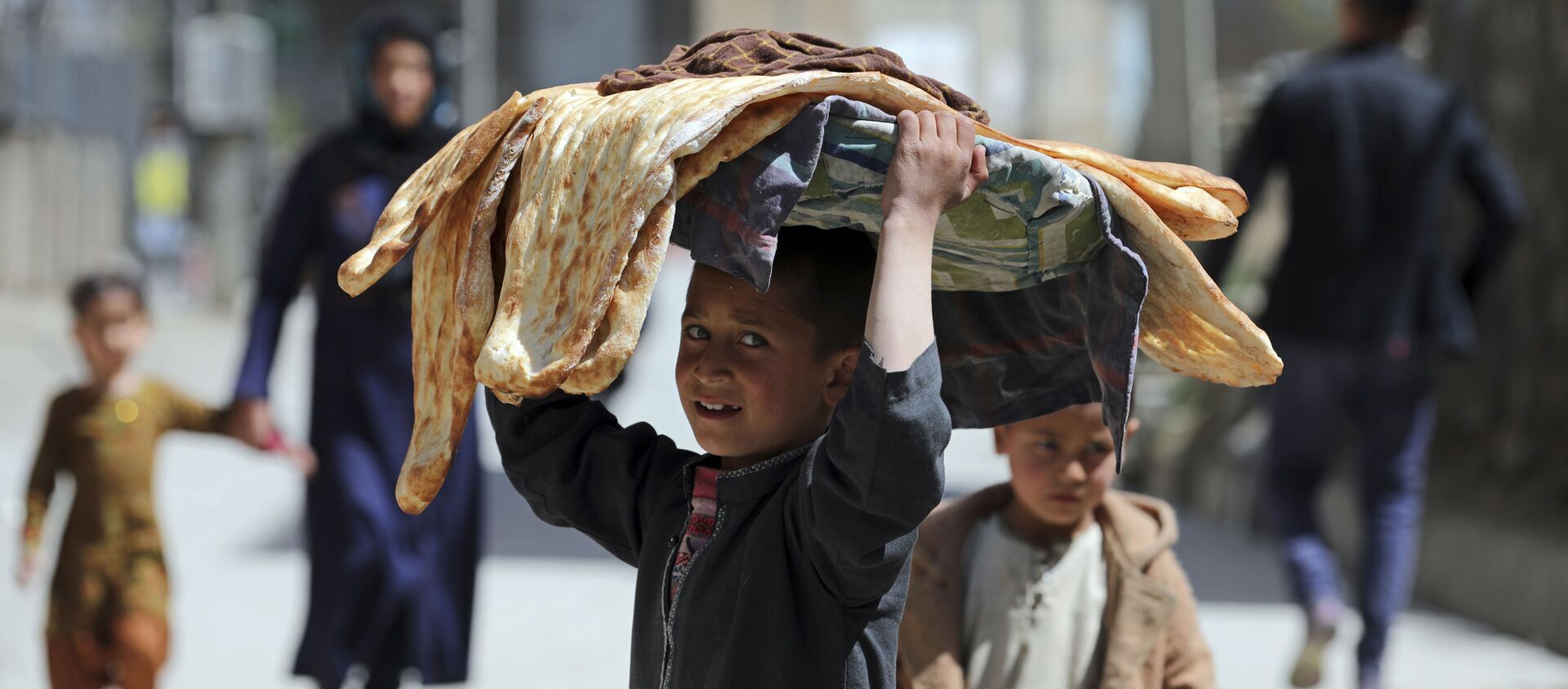Мальчик с хлебом на голове на одной из улиц Кабула, Афганистан - Sputnik Абхазия, 1920, 08.07.2021