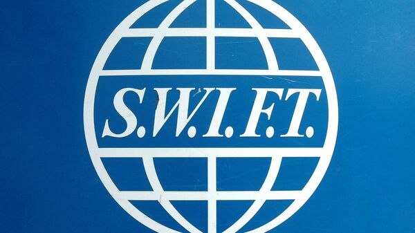 На иллюстрации изображен логотип SWIFT в их штаб-квартире в Брюсселе - Sputnik Абхазия