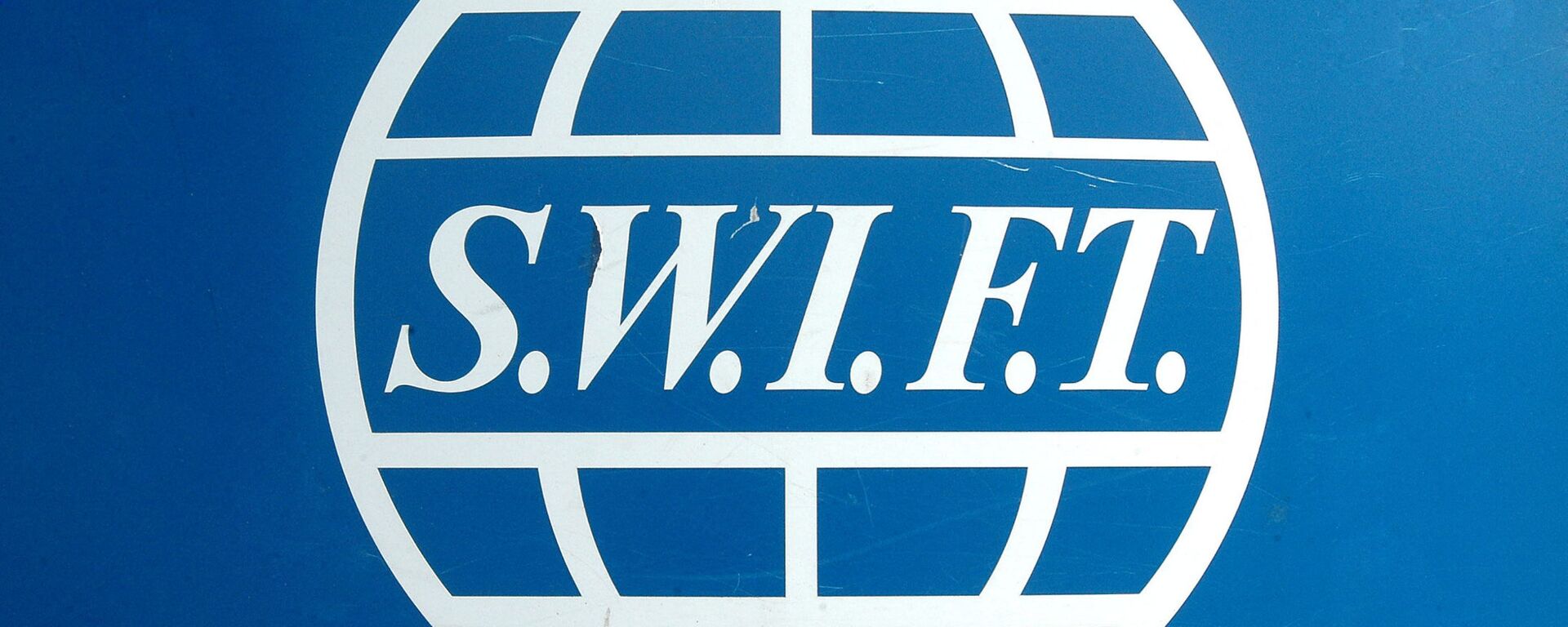 На иллюстрации изображен логотип SWIFT в их штаб-квартире в Брюсселе - Sputnik Абхазия, 1920, 08.06.2021