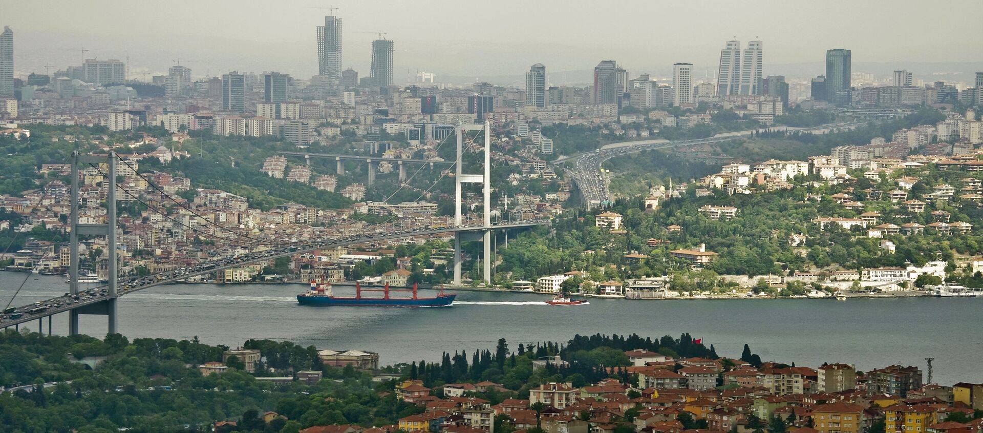 Мост через пролив Босфор, соединяющий азиатскую и европейскую части города Стамбула. - Sputnik Абхазия, 1920, 09.04.2021