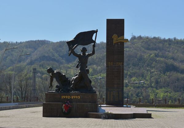 В центре города стоит памятник погибшим в Отечественной войне народа Абхазии 1992-1993 годов. - Sputnik Абхазия