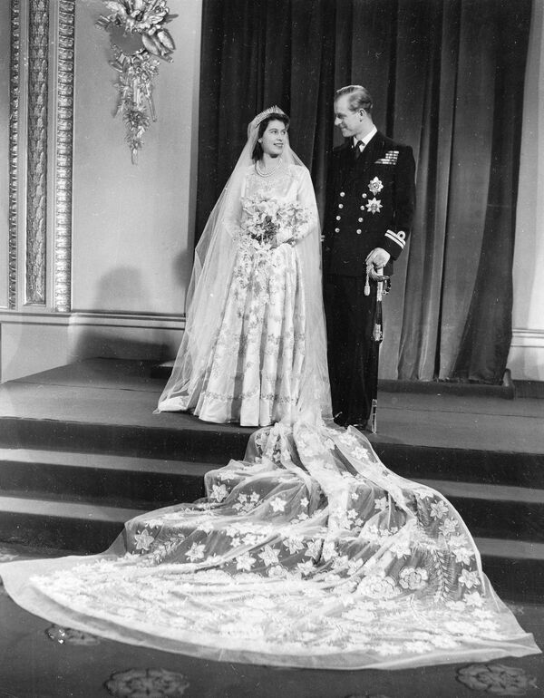 Официальное свадебное фото принцессы Елизаветы II и принца Филиппа Эдинбургского - Sputnik Абхазия