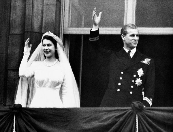 Британская королева Елизавета II и принц Филипп в день своей свадьбы в Лондоне, 1947 - Sputnik Абхазия