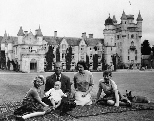 Королева Англии Елизавета II и её муж принц Филипп и трое их детей в замоке Балморал - Sputnik Абхазия
