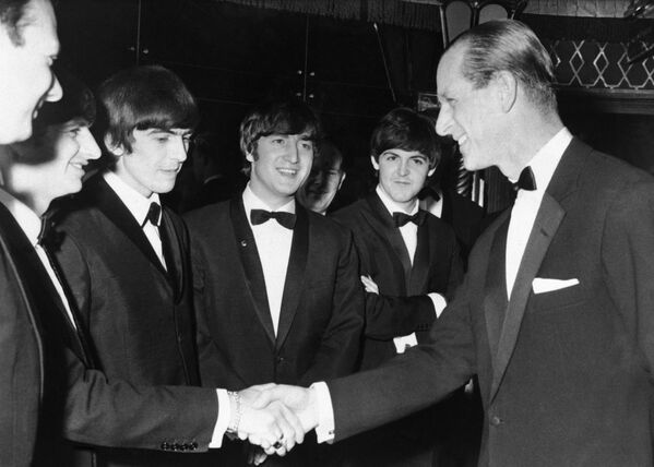 Принц Филипп на встрече с группой The Beatles в Лондоне, 1964 год - Sputnik Абхазия
