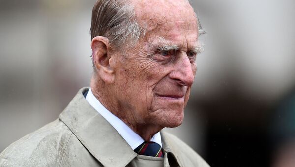 Зрители наблюдают, как британский принц Филипп, герцог Эдинбургский, в роли капитана-генерала Королевской морской пехоты, принимает участие в параде, посвященном финалу Глобального конкурса 1664 года, на площади Букингемского дворца в центре Лондона 2 августа 2017 года. всю жизнь на государственной службе рядом со своей женой королевой Елизаветой II, принц Филипп наконец уходит в отставку 2 августа 2017 года в возрасте 96 лет. Герцог Эдинбургский присутствовал на параде королевских морских пехотинцев в Букингемском дворце, последнем из 22 219 человек. помолвки с момента ее восхождения на престол в 1952 году. - Sputnik Абхазия