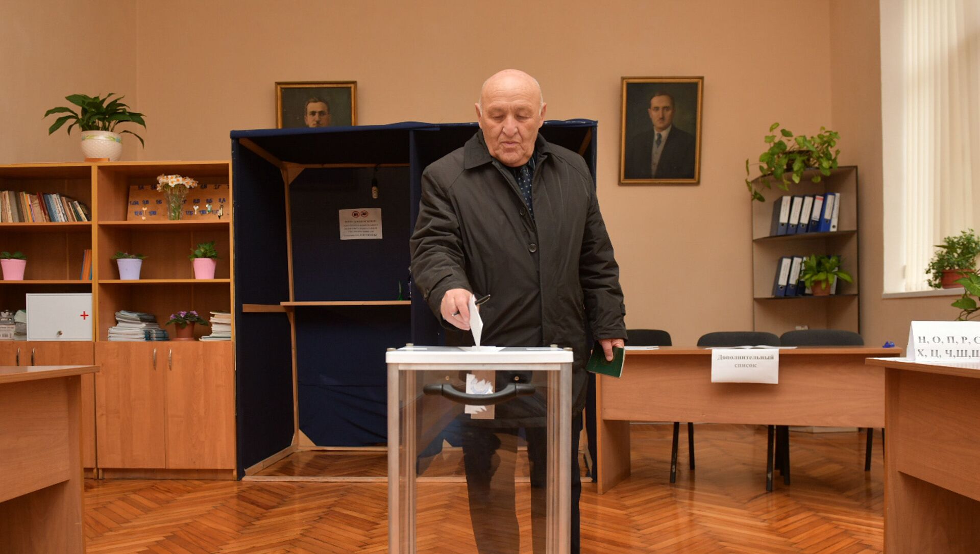 Спикер парламента Валерий Кварчия на выборах в местное самоуправление 2021 - Sputnik Абхазия, 1920, 11.04.2021