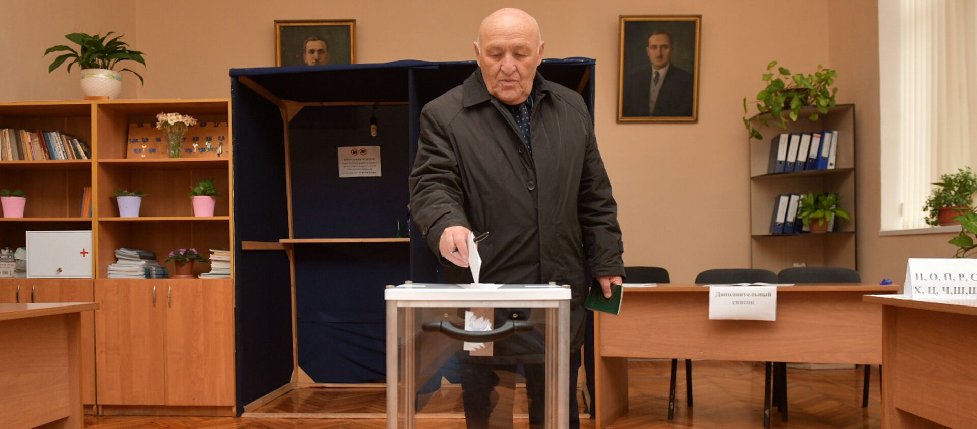 Спикер парламента Валерий Кварчия на выборах в местное самоуправление 2021 - Sputnik Абхазия, 1920, 11.04.2021