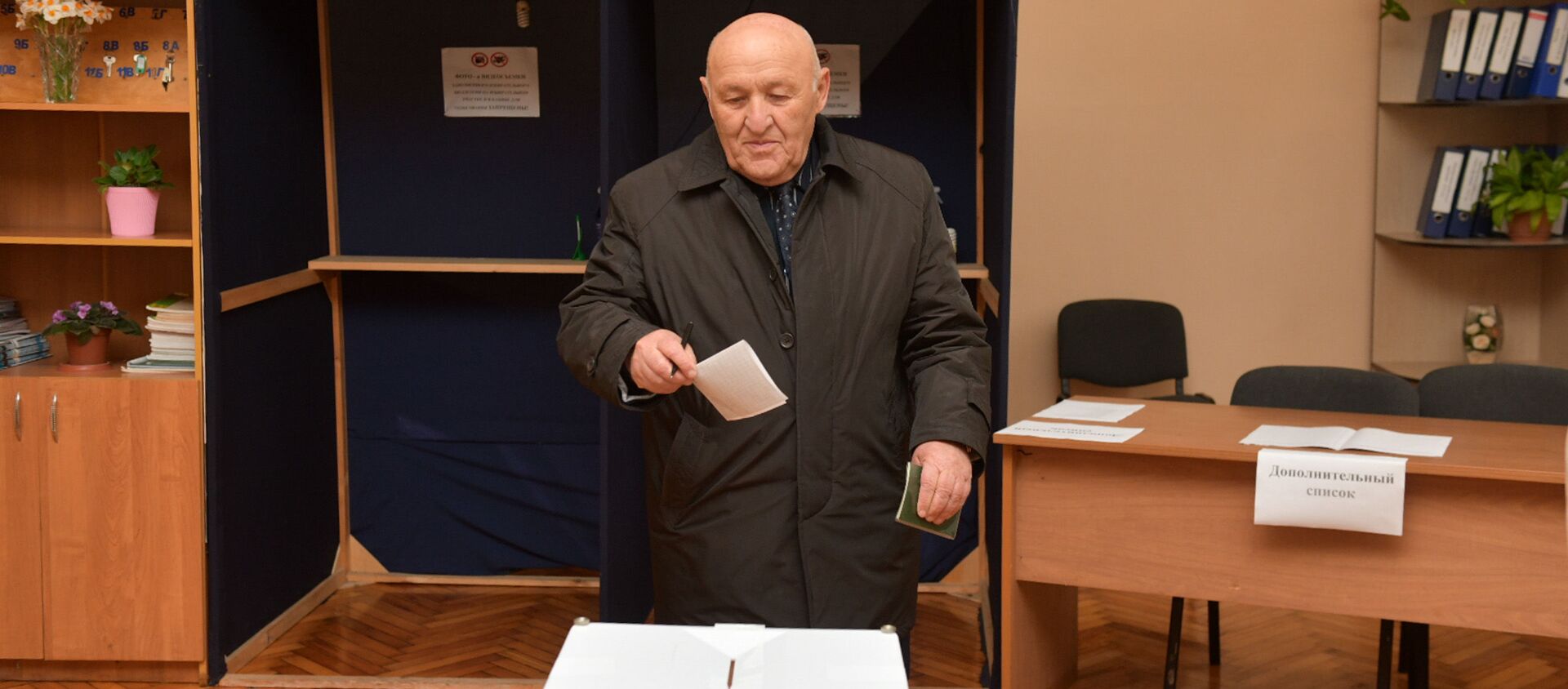 Спикер парламента Валерий Кварчия на выборах в местное самоуправление 2021 - Sputnik Аҧсны, 1920, 11.04.2021