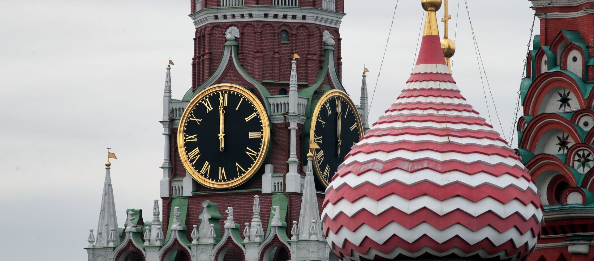 В Москве куранты на Спасской башне московского Кремля временно остановят в связи с плановой заменой колоколов - Sputnik Абхазия, 1920, 13.04.2021