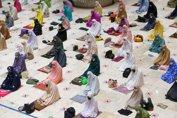 Мусульмане молятся накануне старта священного месяца Рамадан в Индонезии  - Sputnik Абхазия