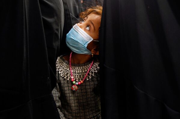 Девочка в маске во время благотворительной раздачи еды в Ираке  - Sputnik Абхазия