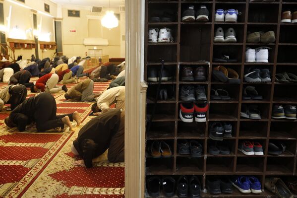 Мусульмане молятся в первый вечер священного месяца Рамадан в Чикаго  - Sputnik Абхазия