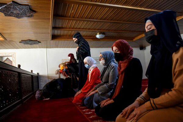 Мусульманки молятся в мечети в Подгорице - Sputnik Абхазия