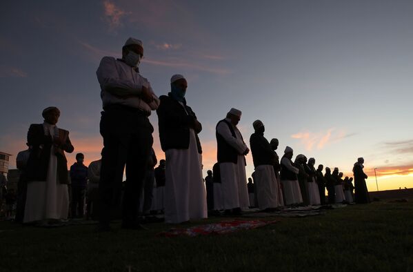 Мусульмане молятся в ожидании появления луны, знаменующей начало священного месяца Рамадан, на набережной в Кейптауне, Южная Африка - Sputnik Абхазия
