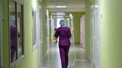 Сотрудница детской инфекционной больницы в Симферополе.