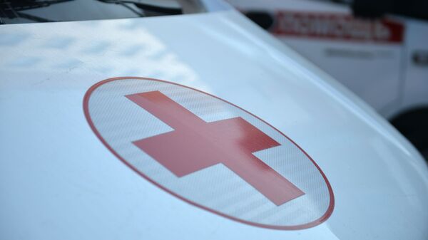 Красный крест на автомобиле скорой медицинской помощи в Свердловской области. - Sputnik Аҧсны