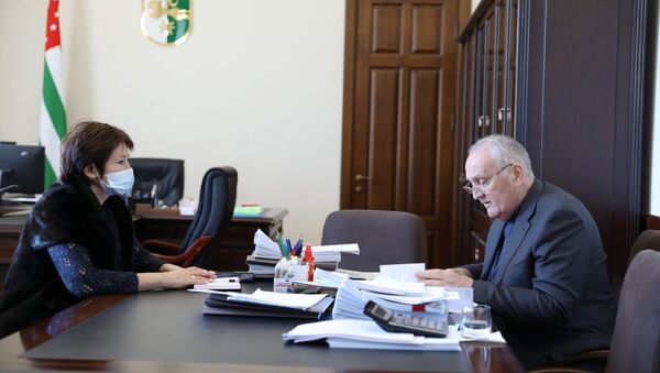 Премьер-министр Республики Абхазия Александр Анкваб встретился с главным санитарным врачом республики Людмилой Скорик - Sputnik Абхазия