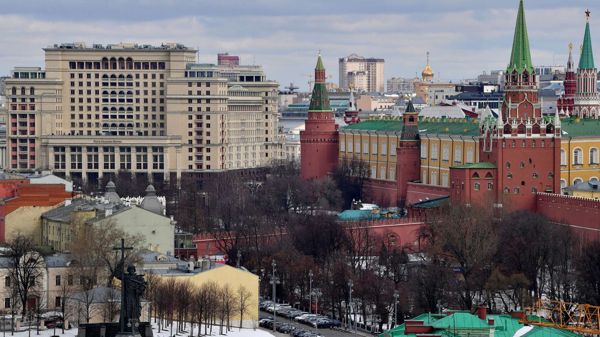 Состоится в г москва. Гостиница у Кремля Москва. Кремлевская набережная Москва. Вид из окна на Кремль. Гостиница четыре сезона переименовали Москва.