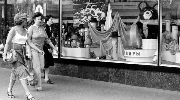 Мишка, талисман московских Олимпийских игр 1980 года в витрине магазина - Sputnik Абхазия